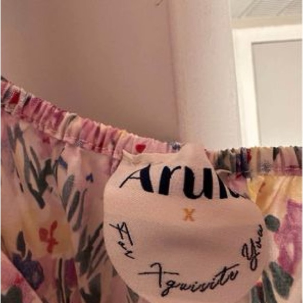 Arula dress size x roughly a size 10/12, fits closer to 14/16. White floral maxi
